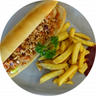 BBQ-Chili Dogs mit Chili sin Carne, Barbecuesoße und Röstzwiebeln (1,3,18,21,81,83) dazu als Menüoption: verschiedene Pommes Spezialitäten