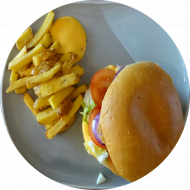 Burger 'Chili Cheese' mit saftigem Rindfleischpatty, Cheddarkäse, Chili-Cheese-Soße und Salat (1,2,19,22,52,81,83) dazu als Menüoption: frittierte Kartoffelspezialitäten 