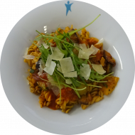 Pastapfanne Ratatouille mit Knoblauch und frischen Gemüse(19,49,74,81) dazu gehobelter Grana Padanokäse (19,49) 