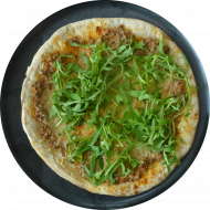 Frisch und knusprig aus dem Schamotteofen: Pizza 'Coachella' mit Rinderhackfleisch, Tomate, Gouda, Rucola und Frischkäse (19,52,81) 