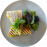 'Avocado-Club-Sandwich' mit vegetarischer Wurst, Gouda, Tomate, Ei, Rucola und Sauerrahm (1,3,15,19,81)