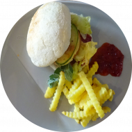 'Camembert-Ananas-Burger' mit Eisbergsalat, fruchtiger Preiselbeersoße und Röstzwiebeln (3,18,19,21,81,82,83,84,85,86), dazu als Menüoption: frittierte Kartoffelspeziälitäten