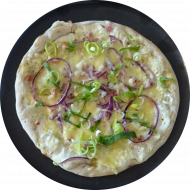 Frisch aus dem Schamotteofen: Pizza 'Prosciutto' mit rohen Schinkenstreifen, feinem Lauch und saurer Sahne (2,19,51,81) 