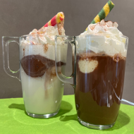Heute im Angebot: Eisschokolade oder Eiskaffee mit einer Kugel Eis nach Wahl, frischer Sahne und Minze (19). Auch vegan möglich, fragt einfach nach!