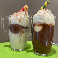 Heute im Angebot: Eisschokolade oder Eiskaffee mit 1er Kugel Eis nach Wahl, frischer Sahne und Minze (19). Auch vegan möglich, fragt einfach nach!