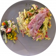 Frühstück in der cafete⁵⁵: 'Nischlplatte' - frisches Rührei mit oder ohne Bacon, Brötchen, Butter (1,2,3,15,19,51,81,83), dazu ein Heißgetränk 0,2l