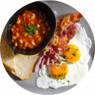 Frühstück in der cafete⁵⁵: 'English_Breakfast' - Ham & Eggs, Bacon, Baked Beans, Toast (2,3,15,21,51,81), dazu ein Heißgetränk 0,2l 