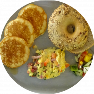 Frühstück in der cafete⁵⁵: 'Canadian Breakfast' - frische Pancakes mit Ahornsirup, Rührei, Bagel, Butter (2,3,15,19,23,49,51,81,82,83), dazu ein Heißgetränk 0,2l (dieses Angebot ist auch komplett vegan erhältlich)