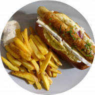 Vegetarischer Laugen Hot Dog 'Bavarian' mit veganer Bratwurst, Camembert, Krautsalat, Zwiebelringen und süßen Senf (9,15,18,19,21,22,81) dazu als Menüoption: verschiedene Pommes Spezialitäten