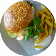 Burger 'Chicken meets Gorgonzola' mit Apfel-Senf-Mayonnaise (9,15,19,22,23,48,49,54,81,83) dazu als Menüoption: verschiedene Pommes Spezialitäten
