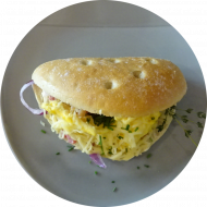 Pita Sandwich 'Ham & Egg' mit Rührei, Bacon und Käse (2,3,4,15,19,23,51,81)