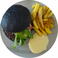 Aus dem vielfältigen Cafete⁵⁵-Angebot als heutige Empfehlung: 'Black Bean Quinoa'- Burger mit Chili-Soja-Creme (2,9,18,22,49,73,74,81,83,84) dazu als Menüoption: Pommes Spezialitäten