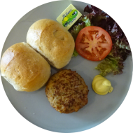 Frühstück in der cafete⁵⁵: 'Handwerker Teller' - je nach Angebot: Bockwurst, Frikadelle, Wiener, Roster, Grillwurst oder Wiegebraten mit doppeltem Brötchen und Butter (1,2,3,15,19,22,46,49,51,52,81,83), dazu ein Heißgetränk 0,2l