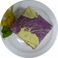 Cafeteria-Angebot heute: 1 Stück hausgebackener 'Kuhfleckel'- Kuchen mit Schmand und weißer Kuvertüre (15,18,19,81)