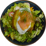 1 gebackene Ofenkartoffel mit Kräuterquark-Dip (19) mit buntem Salat und Räucherlachs (56)