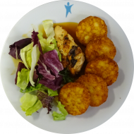 Gebratenes Hähnchenbrustfilet mit Tomate und Mozzarella überbacken (2,19,54) an Geflügelsoße (54,81) dazu Röstitaler und Salatgarnitur