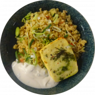 Marinierter Halloumi-Käse (19) auf 'Tabouleh' - orientalischer Salat mit Bulgur, Lauchzwiebeln, Gurke, Minze, Tomaten und Knoblauch (3,18,19,49,81) an Joghurt-Minze-Dip (19,48)