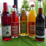 Jetzt in unserem Getränkesortiment: 3 neue Mio-Sorten 'Orange + Koffein', 'Guarana-Granatapfel', 'Lapacho-Lemongras', Gartenlimo 'Schwarze Johannisbeere' und aus 'Karl-Marx-Stadt' Karls Kola. Lasst es Euch schmecken.