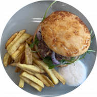 'Bifteki'- Burger mit Krautsalat, roten Zwiebeln und Knoblauch (19,23,49,51,52,81,83) dazu als Menüoption: verschiedene Pommes Spezialitäten