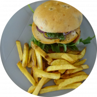  Burger 'Zyprus' mit frittiertem Halloumi, Rucola, roter Zwiebel, Pesto und Tomatensugo (3,19,81) dazu als Menüoption: verschiedene Pommes Spezialitäten