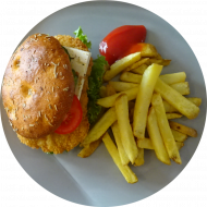 Schnitzel Burger 'Athen' mit Zaziki, Gurke, Tomate und Hirtenkäse (19,49,51,81,83) dazu als Menüoption: verschiedene Pommes Spezialitäten