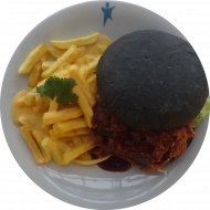'Black Teriyaki Burger' mit Pulled Turkey, Eisberg, Kraut, Tomate, frischer Gurke und Koriander (1,2,18,21,23,49,54,81,83) dazu Chili-Cheese-Fries (1,2,19,81) 