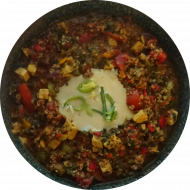 'Quinoa Jambalaya' mit gebratenen Tofu, Champignons, Sellerie, Spinat und Paprika (2,18,21,49,81) und Curry-Ingwer-Soja-Dip (3,18)