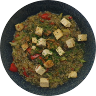 'Quinoa Jambalaya' mit gebratenen Tofu, Champignons, Sellerie, Spinat und Paprika (2,18,21,49,81) und Curry-Ingwer-Soja-Dip (3,18)