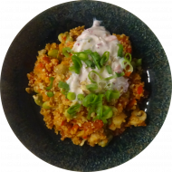 Bohnen-Bulgur-Ragout mit Champignons, Walnüssen und Tomaten dazu Paprika-Radieschen-Dip (3,17,18,73,81)