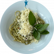 Pestospaghetti mit frischen Kräutern, Tomaten und geriebenem Gouda (15,19,74,81) oder Reiberei (1,2)