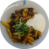 'Lausitzer' Schupfnudelpfanne mit Pilzen und Kasslerwürfel (2,3,8,15,21,51,81) dazu Kräuter-Quark-Dip (19)