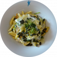 'Pimo Pasta' - Mezzanelli mit frischem Gemüse, Kresse, gerösteten Kürbiskernen und Pestocreme (19,47,81)