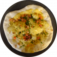 Pizza 'Oriental' mit Hummus, Sesam, Curry und Tomatenwürfel (23,49,85)