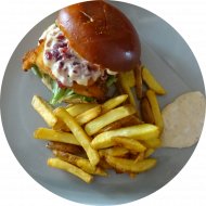 Sie können aus 6 verschiedenen Burgervariationen wählen. Heutige Tagesempfehlung: Burger 'Normandie' mit Putenschnitzel, Camembert, Feldsalat, Preiselbeeren und Dijonmajo (15,19,22,23,54,81) - Menüoption: verschiedene Pommes und House-Dip (9,22,63)
