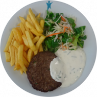 Würziges Schlemmerhacksteak vom Rind (15,19,21,22,52,81) mit Kräuter-Sour Cream (19) dazu Rustico frites und kleiner Frisee-Salat