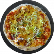 Pizza 'Funghi' mit Champignons, roten Zwiebeln, Oregano und Reiberei überbacken (1,2,22,81)