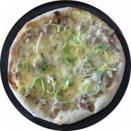Pizza 'au four' mit feinem Würzfleisch und Gouda überbacken (1,19,22,24,44,51,81)