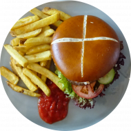 Sie können aus 5 verschiedenen Burgervariationen wählen. Heutige Tagesempfehlung: 'Hüttenburger' mit Rindfleischpatty, Bergkäse, Bacon, Röstzwiebeln (1,2,3,9,15,19,22,51,52,81,83) Menüoption: verschiedene Pommes und House-Dip (9,22)