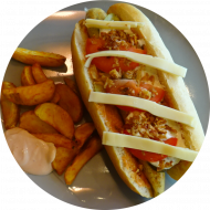 Hot Dog 'New Yegan Style' mit veganer Bratwurst, Sauerkraut, Gewürzgurke, Röstzwiebeln (1,2,9,18,19,21,22,23,81,83) dazu Rustico Pommes