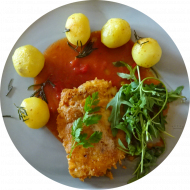 Pangasiusfilet 'Milanese' in Käse-Eihülle gebacken (15,16,19,47,81) mit Tomaten-Thymiansoße dazu Rosmarinkartoffeln (49)