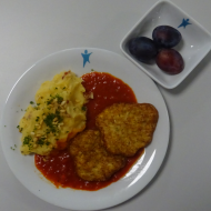 2 Pastinaken-Steckrüben-Rösti (15,81,84) an Tomaten-Thymian-Oregano-Soße (81) dazu mediterranes Kartoffelpüree mit Pinienkernen und getrockneten Tomaten (3,24) und frisches Obst