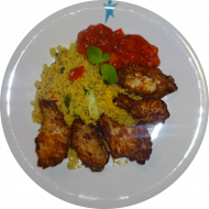 Gebackene Chicken Wings (54,81) dazu bunter Couscousalat mit Paprika, Zwiebel, Kräutern(49,81) und pikante Salsa(9)