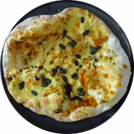 Pizza 'Kürbis' mit Hokkaiodokürbis, Kürbiskernöl und Mozzarella überbacken (19,22,49,81)