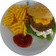 'Pumpkin-Burger' mit Rindfleischpatty, ColeSlaw, Feldsalat, Kürbis-Apfel-Konfitüre (3,9,15,19,22,24,48,52,81) dazu Gitterkartoffeln (81)