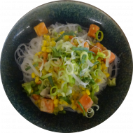 'Spicy Green' Curry mit Brokkoli, Süßkartoffeln, Champignons, Mais, Lauch und Zitronengras (18,49) an asiatischen Glasnudeln (2,18,81)