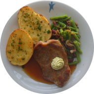 Gegrilltes Holzfällersteak mit deftigen Bohnen und Kräuterbutter (19,51) an Thymianjus dazu eine Grillkartoffel