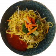 Chinesische Bratnudelpfanne aus dem Wok mit Hähnchenstreifen (2,15,18,54,81) an süß-scharfen Aisa-Dip (9)