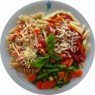 Pastabar (81) mit Kichererbsenbolognese (3,21,49,81) oder feuriger Tomaten-Schinkenspeck-Soße mit Peperoni (2,3,4,21,51) dazu geriebener Gouda oder Reiberei (1,2,19) und Balkangemüse