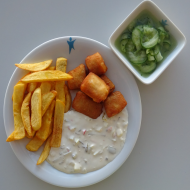 Fish'n Chips mit würziger Remouladensoße (3,9,13,15,16,19,56,81) dazu kleiner Gurkensalat mit Dill