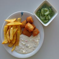 Fish'n Chips an würziger Remouladensoße (3,9,13,15,16,19,56,81) und kleiner Gurkensalat mit Dill